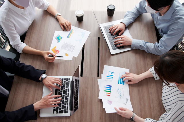 チームでデータ分析をする様子