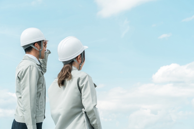 建設現場で働くエンジニアたち - 現場経験に基づく実用的ソリューション